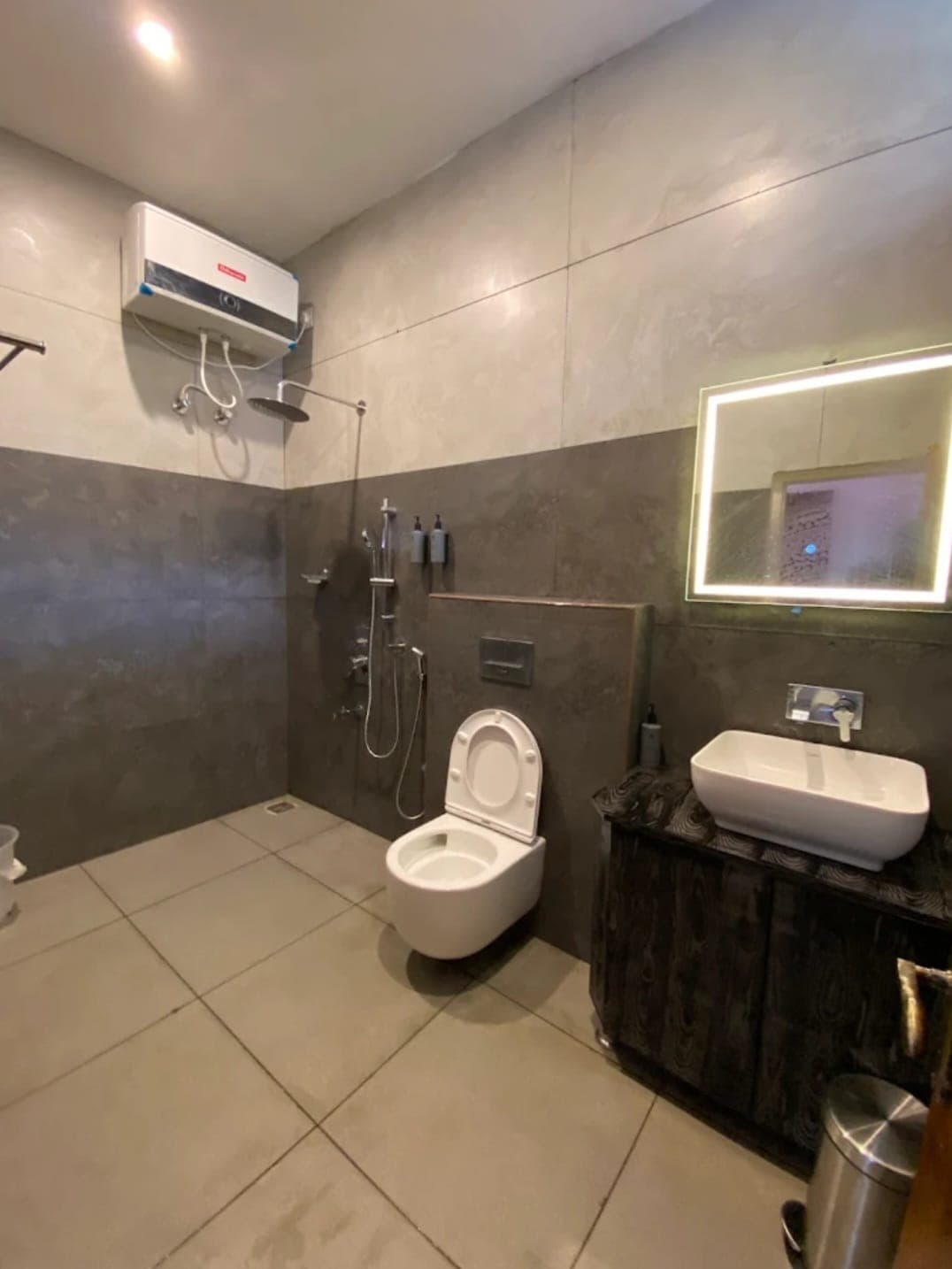 Suite Room 1 bathroom